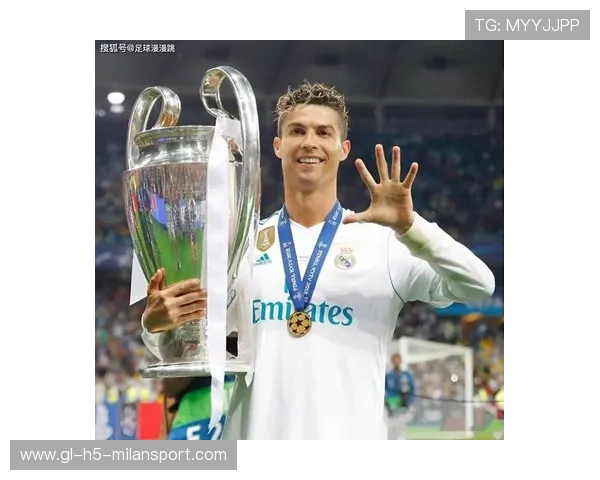 C罗新纪录庆祝时让孩子上场，画面温馨