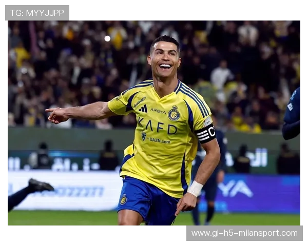 C罗新纪录庆祝时让孩子上场，画面温馨