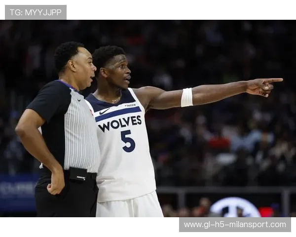 爱德华兹超远三分击地庆祝，森林狼状态燃到顶点