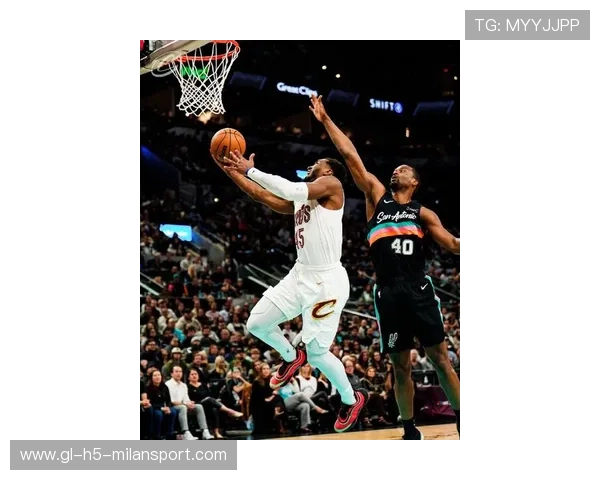 米切尔强突后抛投命中，骑士稳住节奏