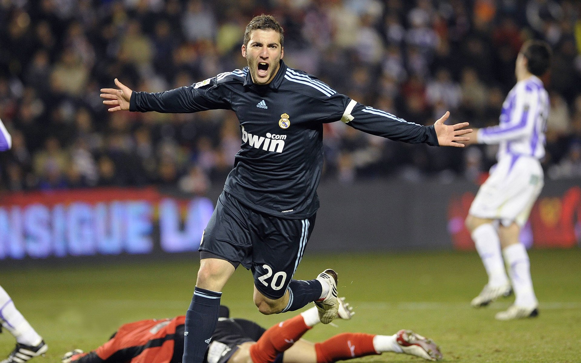 米兰双雄奋勇争冠，意甲走向高潮